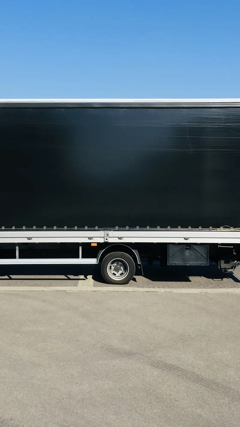 Тентовый полуприцеп крупным планом